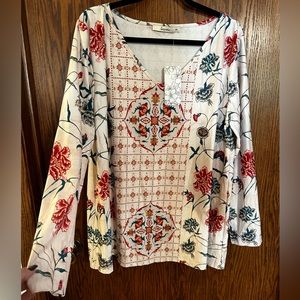 Vneck long sleeve top.